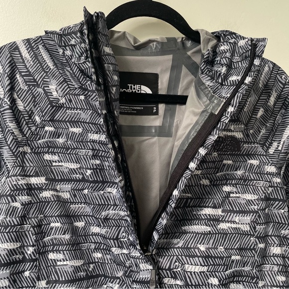 The North Face Women’s Novelty Venture Waterproof Rain Jacket - Picture 6 of 10